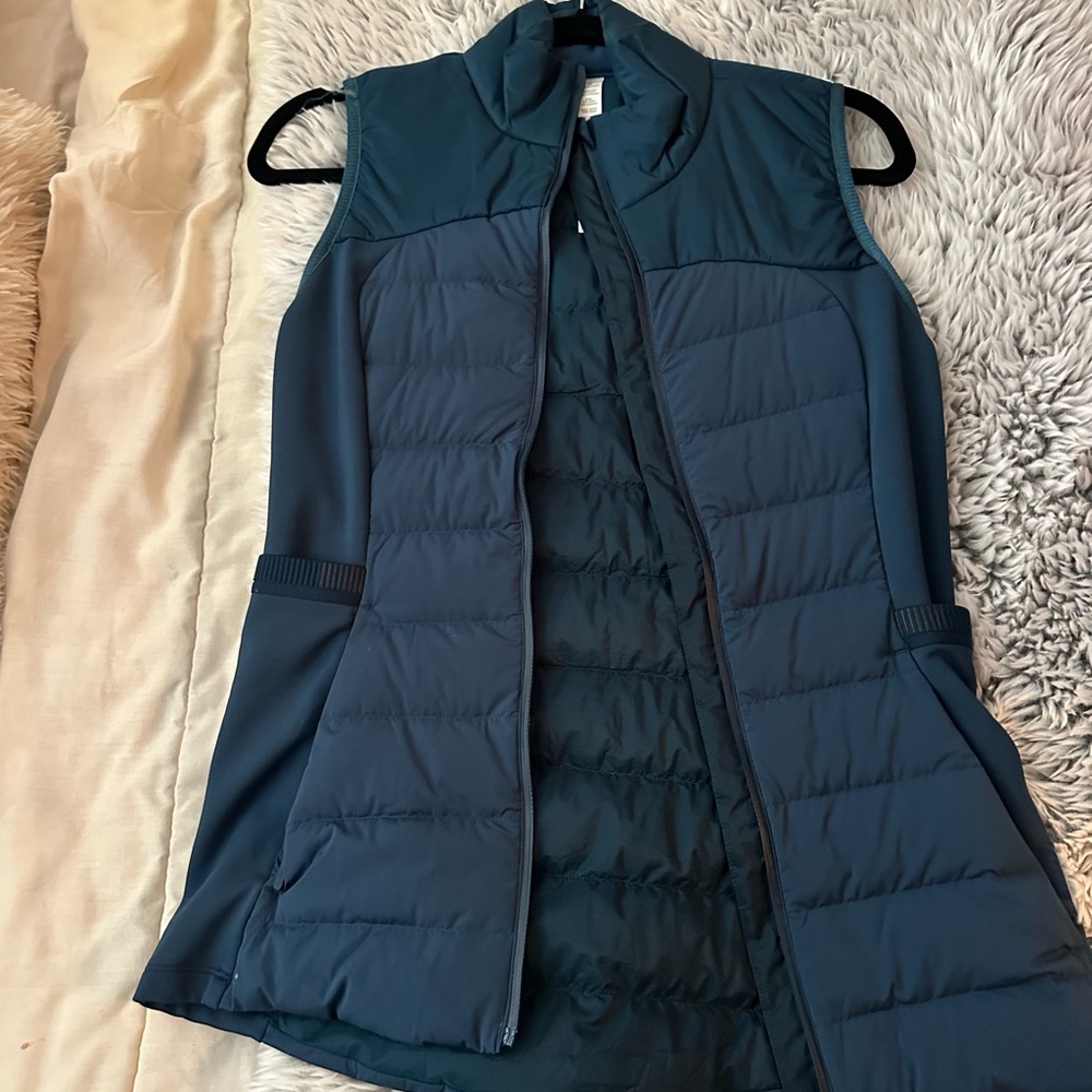 Never Worn Lightweight Lululemon Vest. The vest is too big for me